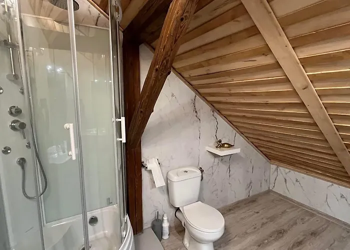 Kemp Zacisze Osmiu Stawow - The Quort Of Eight Pounds Siekierczyna