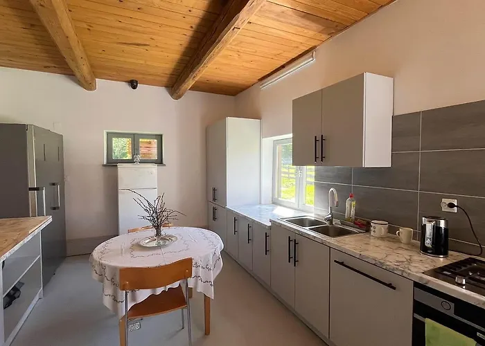 Kemp Zacisze Osmiu Stawow - The Quort Of Eight Pounds *