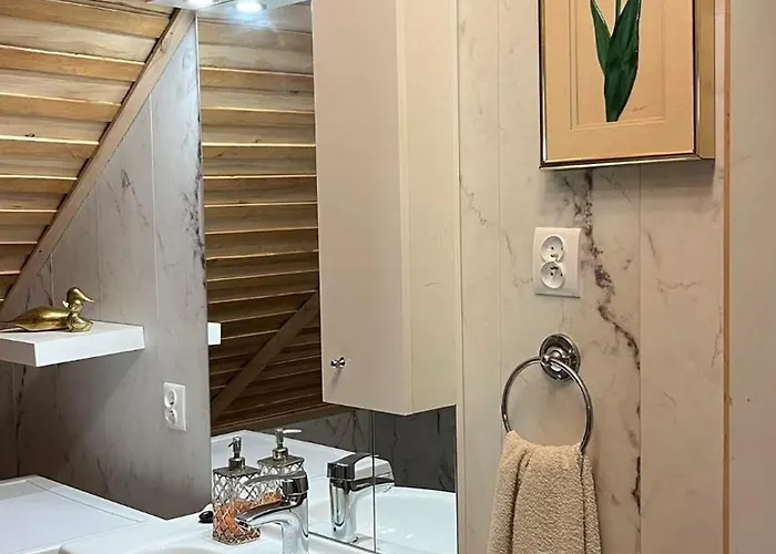 Kemp Zacisze Osmiu Stawow - The Quort Of Eight Pounds *