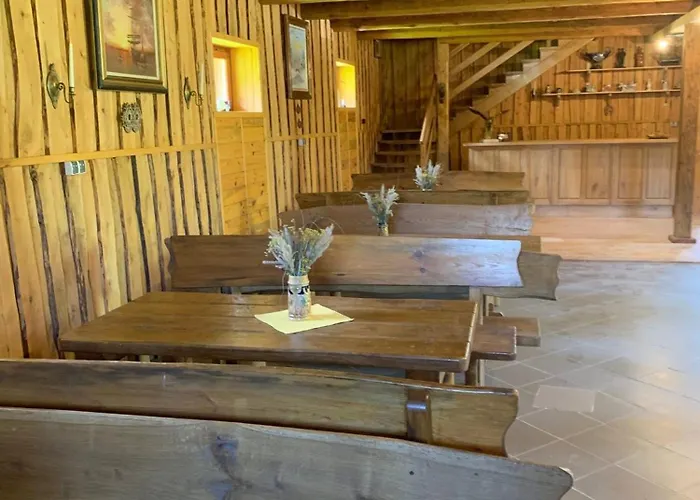 Kemp Zacisze Osmiu Stawow - The Quort Of Eight Pounds Siekierczyna