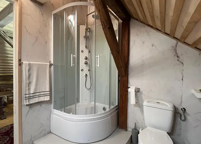 Kemp Zacisze Osmiu Stawow - The Quort Of Eight Pounds