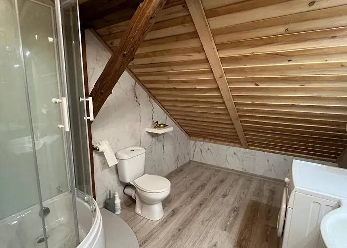 Kemp Zacisze Osmiu Stawow - The Quort Of Eight Pounds Siekierczyna